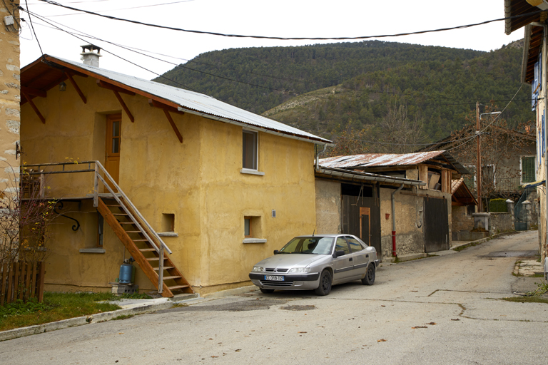 Vue d'une dépendance, de l'autre côté de la rue (façade nord). Etat restauré en 2018.