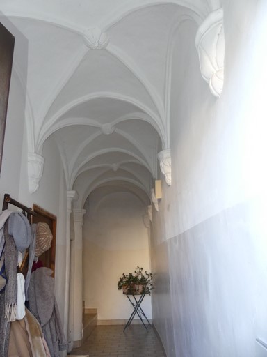 Couloir en rez-de-chaussée, couvert par des voûtes d'arêtes façonnées au mortier. Maison située rue des Deux-Tours au bourg de Ribiers (parcelle 1998 E2 1978).