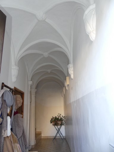 Couloir en rez-de-chaussée, couvert par des voûtes d'arêtes façonnées au mortier. Maison située rue des Deux-Tours au bourg de Ribiers (parcelle 1998 E2 1978).