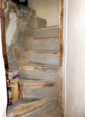 Etage, petit escalier menant à l'étage de comble.