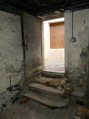 Rez-de-chaussée surélevé, cuisine. Angle sud-ouest, porte du logis.