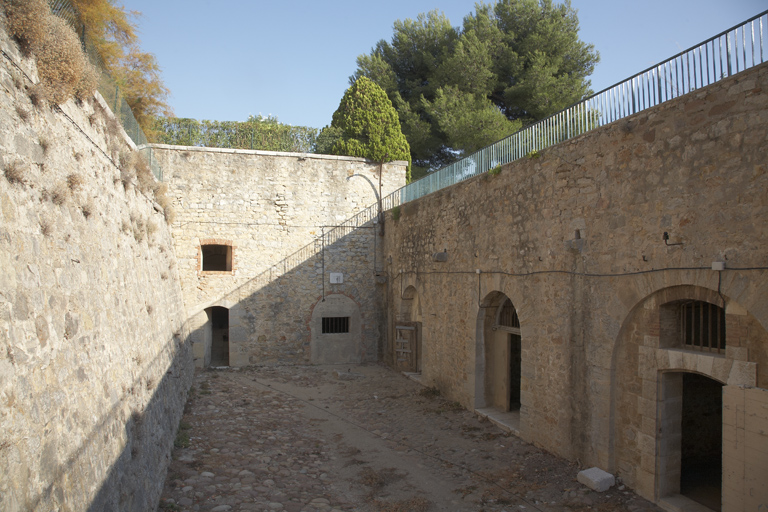 Cour encaissée des casemates et du magasin à poudres.