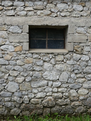 Jour d'étable avec encadrement en béton. Bâtiment au hameau de la Combe (Ribiers).