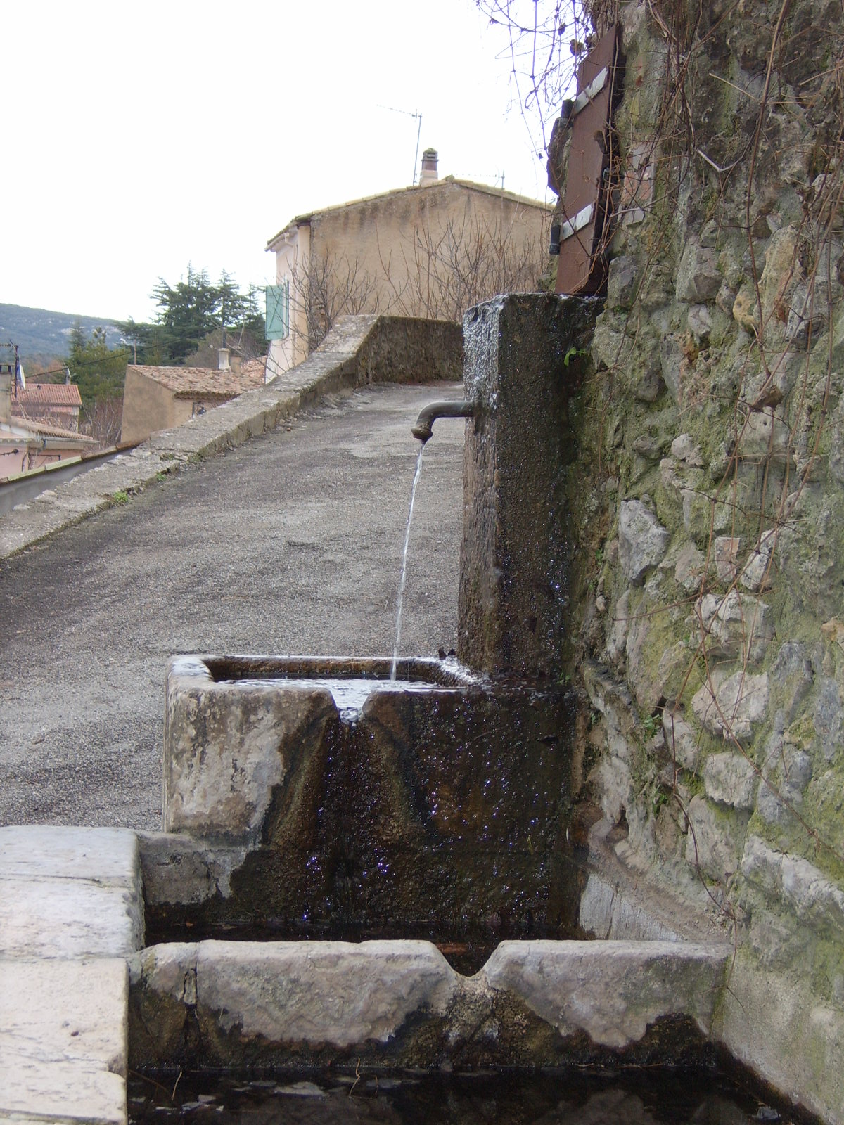 Fontaine-lavoir, dite fontaine des Estres