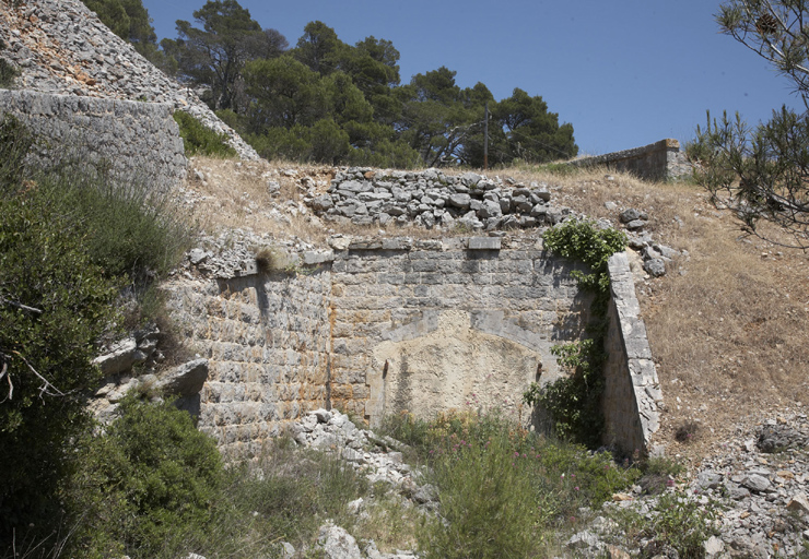 Façade d'entrée et porte (murée) du couloir souterrain d'accès à la casemate active du troisième flanc.