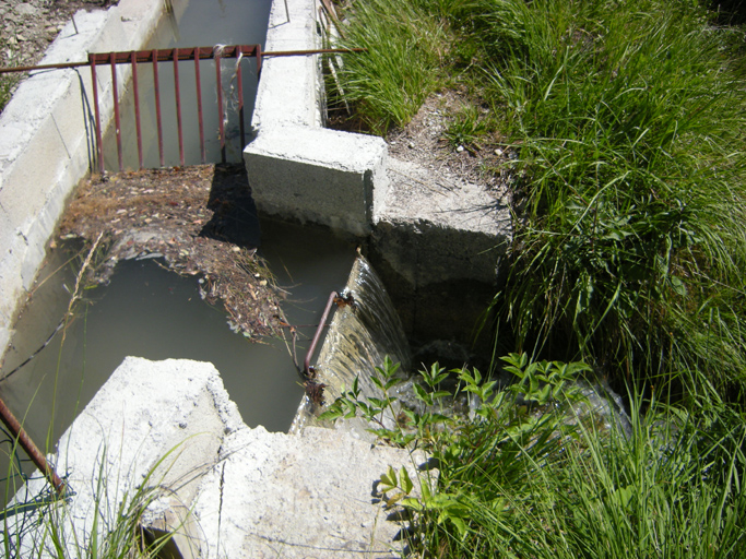 Vue du canal depuis la Bastide Neuve. Détail sur la martelière.