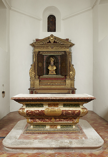 Ensemble du maître-autel : retable, paire de vantaux, buste reliquaire, exposition