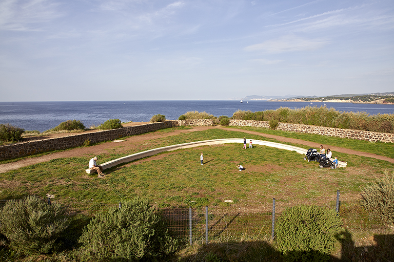 Epaulement de batterie dérasé, avec mur de genouillère, vu du réduit.