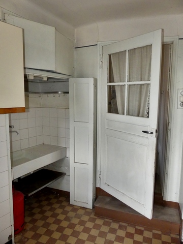 Partie ouest. Rez-de-chaussée surélevé, cuisine. Mur ouest : niche de la pile d'évier.