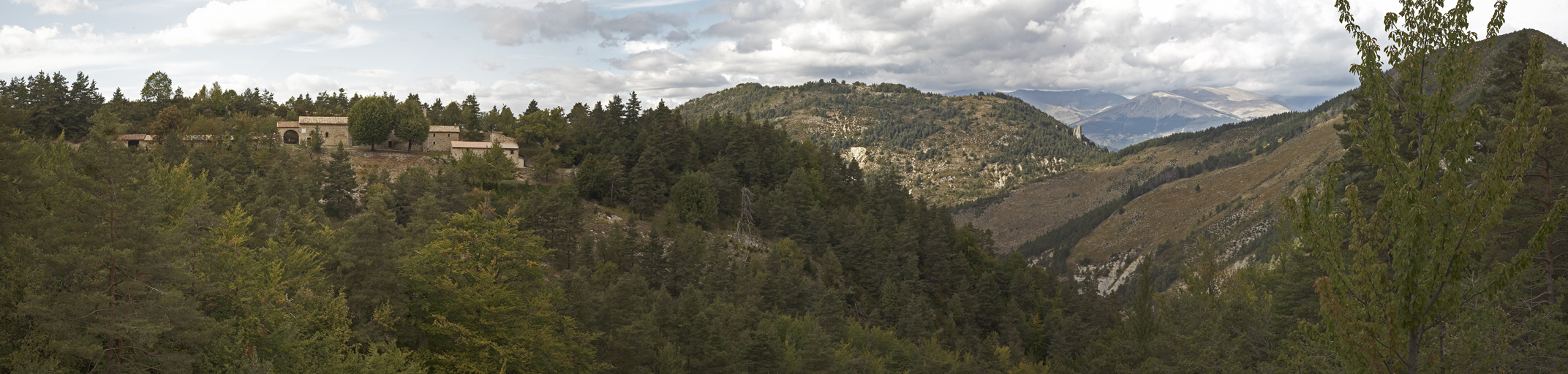 Vue générale éloignée depuis le sud.