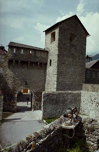 La porte de Savoie. Vue de face prise dans l'axe, depuis le haut du saillant du réduit.