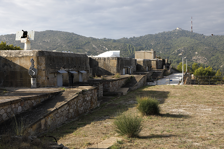 Aile droite de la batterie, chemin de ronde intérieur ou terrasse, chemin de ronde surélevé, rampes d'accès aux emplacements de tir et magasins de combat intermédiaires.