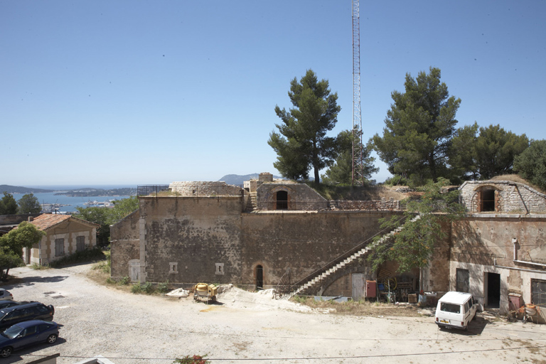 Façades sur cour Est du cavalier / batterie haute : magasin à poudres, escalier, traverses-abri, casemates.