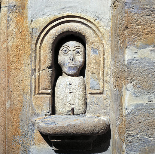 Décor d'élévation extérieure : statues (9), sculptures (masques, 7), porte, fenêtres (2), oculus, tronc, bénitier