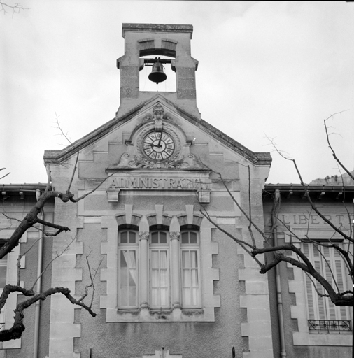 Bâtiment de l'administration, façade antérieure est : couronnement de l'avant-corps central.