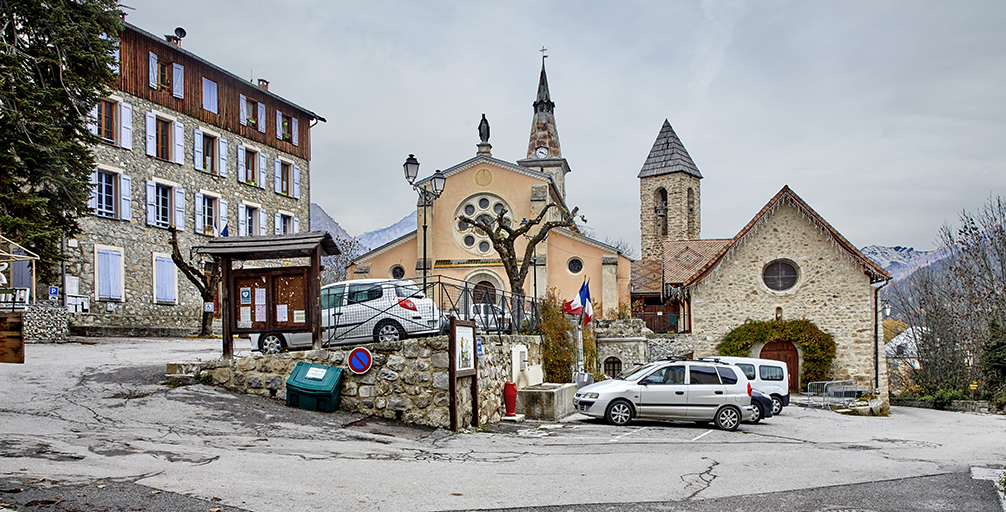 Beauvezer. La place de la mairie.