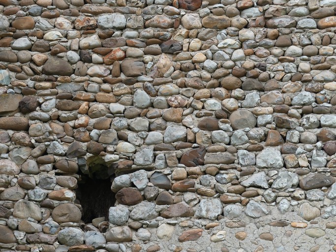 Maçonnerie en galets. Ferme du Grand Pré Gris (Ribiers).