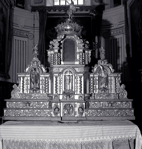 ensemble du maître-autel (autel, 2 gradins d'autel, 2 tabernacles, exposition, 5 statuettes)