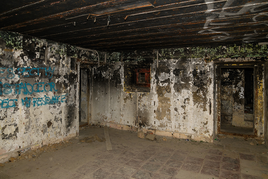 Poste de direction de tir  R 636, intérieur du niveau 1. Salle centrale : porte d'entrée, créneau de défense interne, porte d'accès aux locaux aveugles du tiers droit