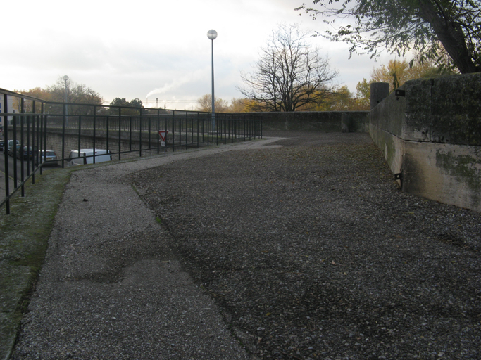 quais de Tarascon ou digue du Centre-Ville