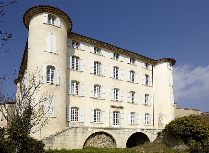 Vue générale de la façade sud du château de La Palud-sur-Verdon, actuellement mairie, depuis le sud-ouest.