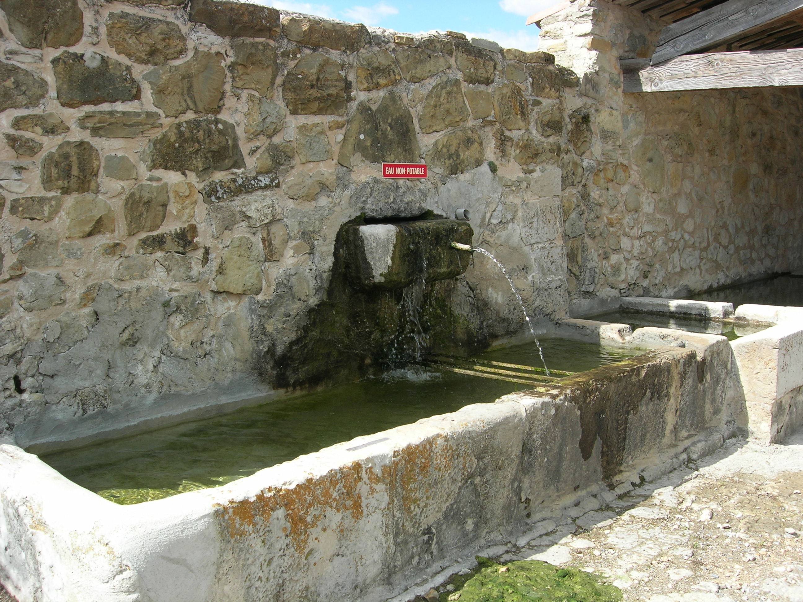 Fontaine-lavoir couvert du plus haut village