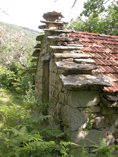 Le Revêt. Entrepôt agricole A 161 isolé. Pignon à redents.