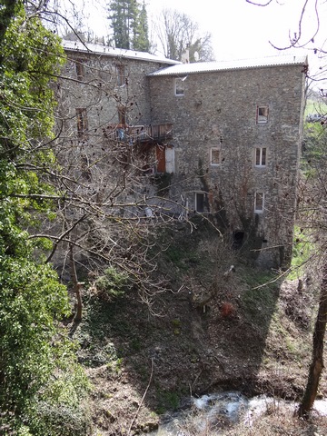 Vue d'ensemble prise du nord-ouest, le bâtiment principal est à droite.