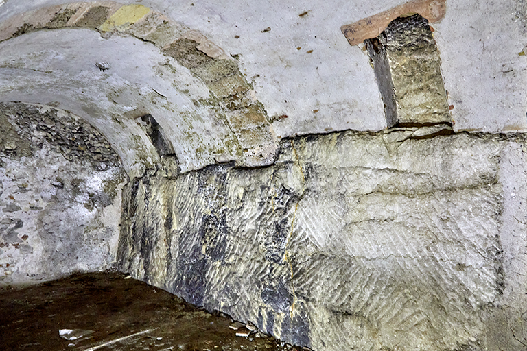 Fort St Nicolas : souterrain sous l'aile ouest, détail de la voute d'une cave appuyée sur le roc naturel taillé.