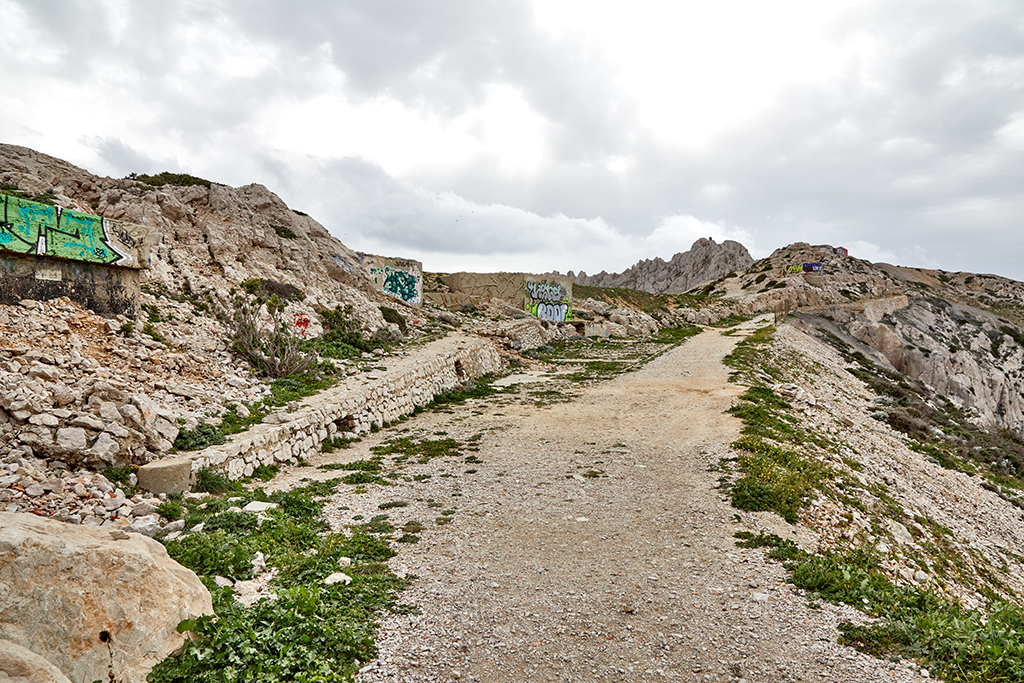 Fort Napoléon, chemin du versant nord, vu de l'est, accès aux cuves de 138mm n° 4 et 3, côté abris-soutes