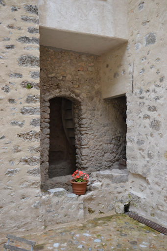 Moulin à huile, scierie à bois puis moulin à huile et ressence, actuellement logement