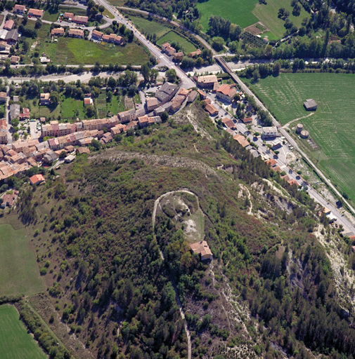 Le bourg castral de Barrême sommé de la chapelle Saint-Jean. Le village s'étend au pied du piton de calcaire marneux.