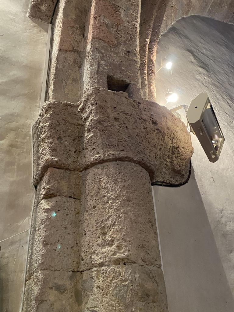 Colonne engagée nord du chœur.