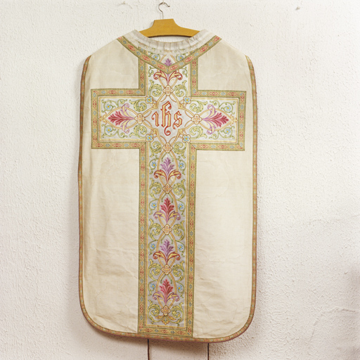 ensemble de vêtements liturgiques : chasuble, étole, bourse de corporal, voile de calice (ornement blanc)