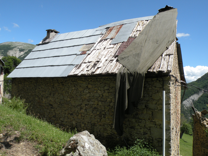 Maison à Argenton (Le Fugeret). La couverture traditionnelle en planches de mélèze, encore partiellement en place, est progressivement remplacée par des plaques de tôle. 