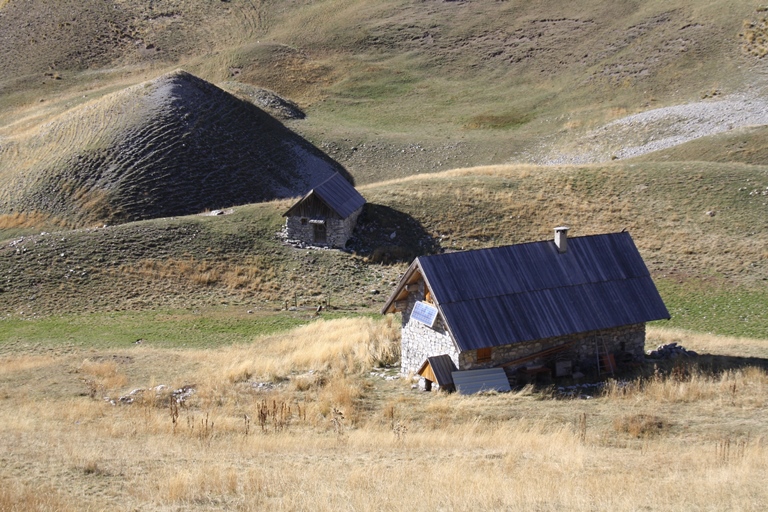 Cabanes sur l'Adroit des Muletiers (Colmars). Au premier plan, la nouvelle cabane a remplacé l'ancienne à l'arrière-plan, transformée en dépendance pour le matériel nécessaire à l'estive.