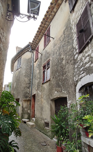 Ensemble de deux maisons, puis maison