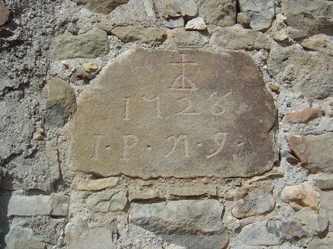 Le village. Inscription avec date portée (1726) sur un moellon de grès (maison occupant la parcelle AC 88).