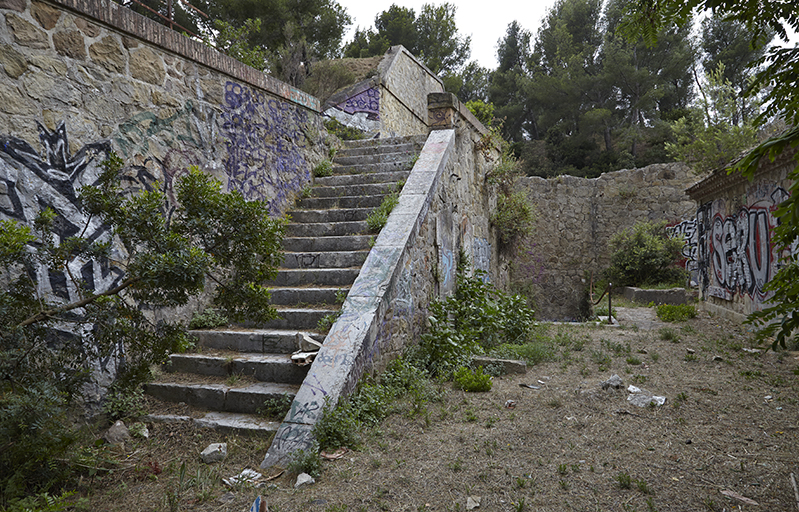 Cour encaissée du casernement, escalier d'accès, et descente vers les souterrains-caverne.