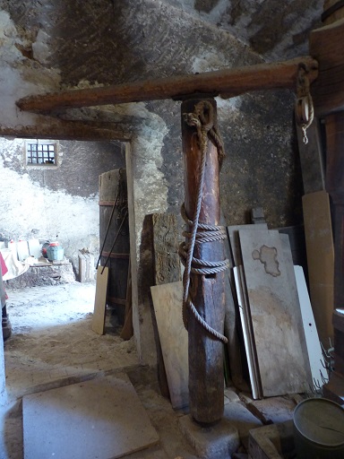 Bâtiment du logis. Premier étage de soubassement, cellier ouest. Cabestan.