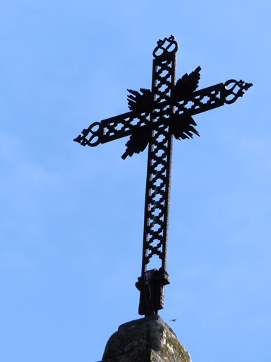 Croix fixée sur le clocher, face ouest. 