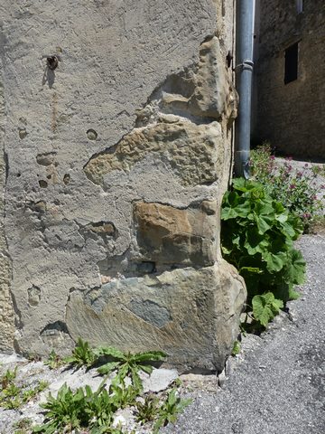 Chaîne d'angle sud-ouest, remployant des pierres à bossage de grand appareil.