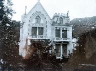 Beaulieu-sur-Mer. Villa pittoresque avec tour crénelée (villa Scott-Cottage).
