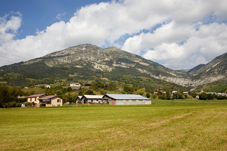 Ferme contemporaine aux Chaucheis (Thorame-Haute). Le pavillon d'habitation est complètement dissocié des dépendances liées à l'activité d'élevage.