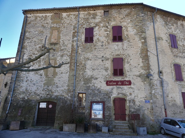 Courtine nord. Façade nord de la tour du 14e siècle.