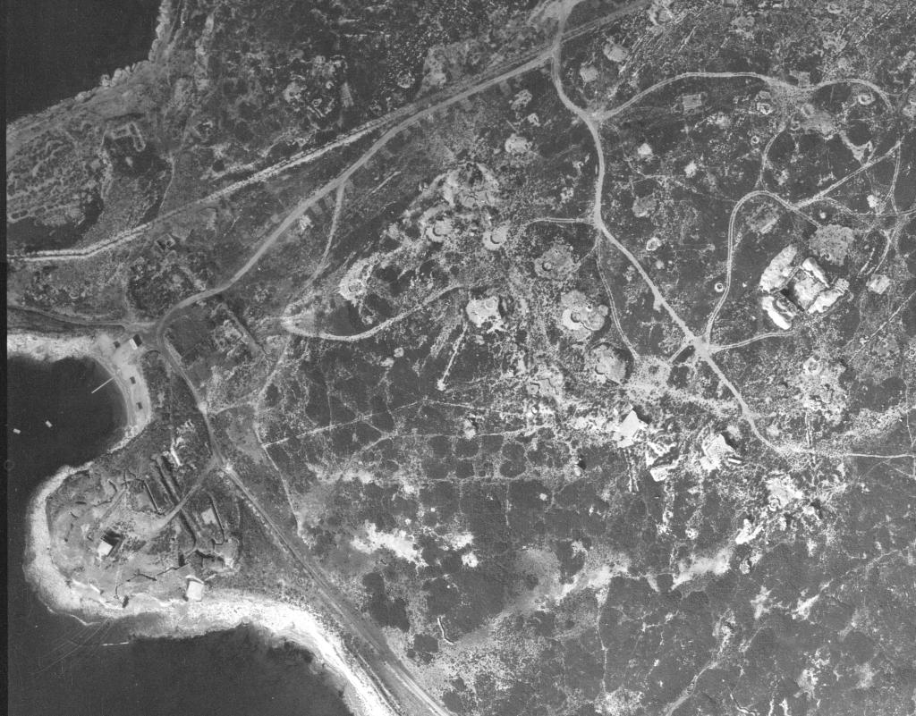 [Vue aérienne verticale du littoral de Martigues entre Ponteau et le chenal de Caronte], 1949. Détail : la batterie de l'Espanet.