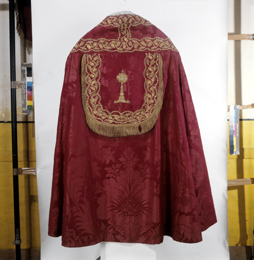 ensemble de vêtements liturgiques : chape, chasuble, 2 dalmatiques, 2 étoles, 3 manipules, bourse de corporal, voile de calice (ornement rouge)