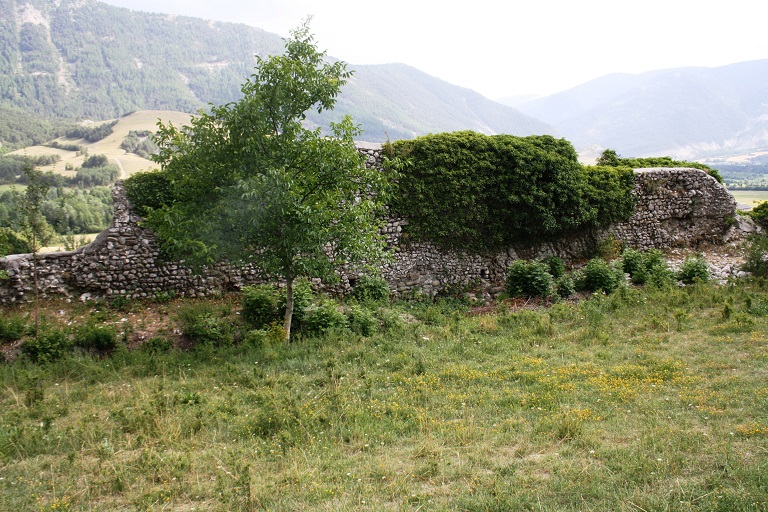 Vestiges du mur d'enceinte de Thorame-Basse.