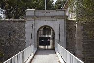 Porte à pont-levis du fort, façade d'entrée.