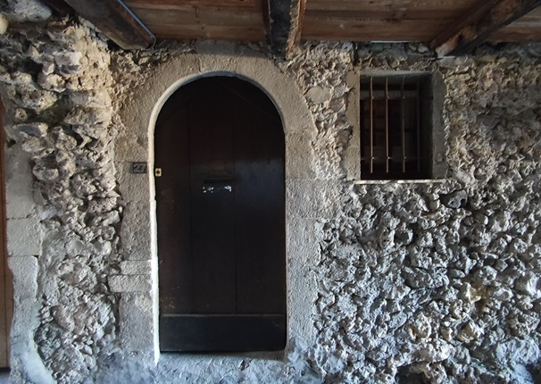 Passage couvert, élévation est de la maison. Premier niveau, porte de la remise-étable-cellier.